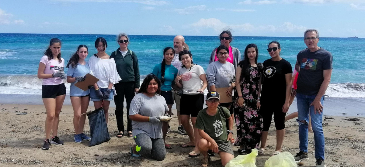 Estudiantes de Secundaria limpian la playa de Levante en Cabo de Palos y recogen muestras de microplásticos en kayak